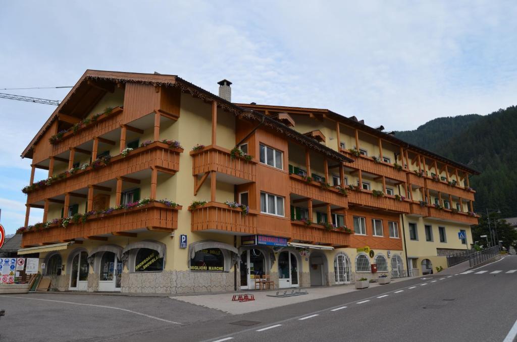 Hotel Ladina Campitello di Fassa Εξωτερικό φωτογραφία