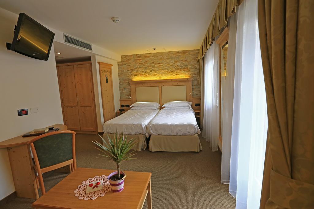Hotel Ladina Campitello di Fassa Δωμάτιο φωτογραφία
