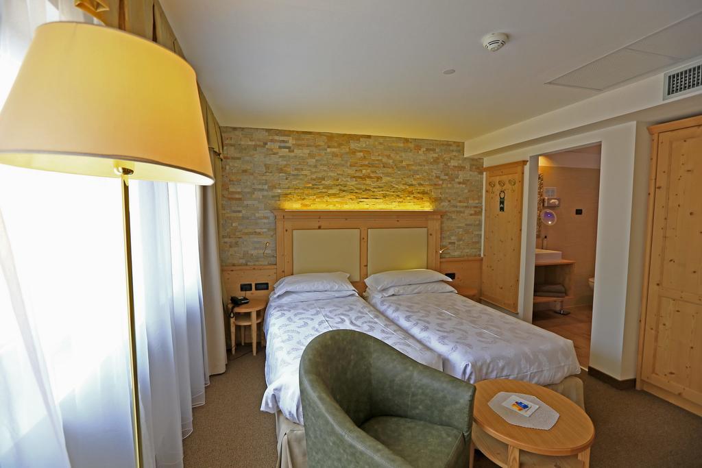 Hotel Ladina Campitello di Fassa Δωμάτιο φωτογραφία